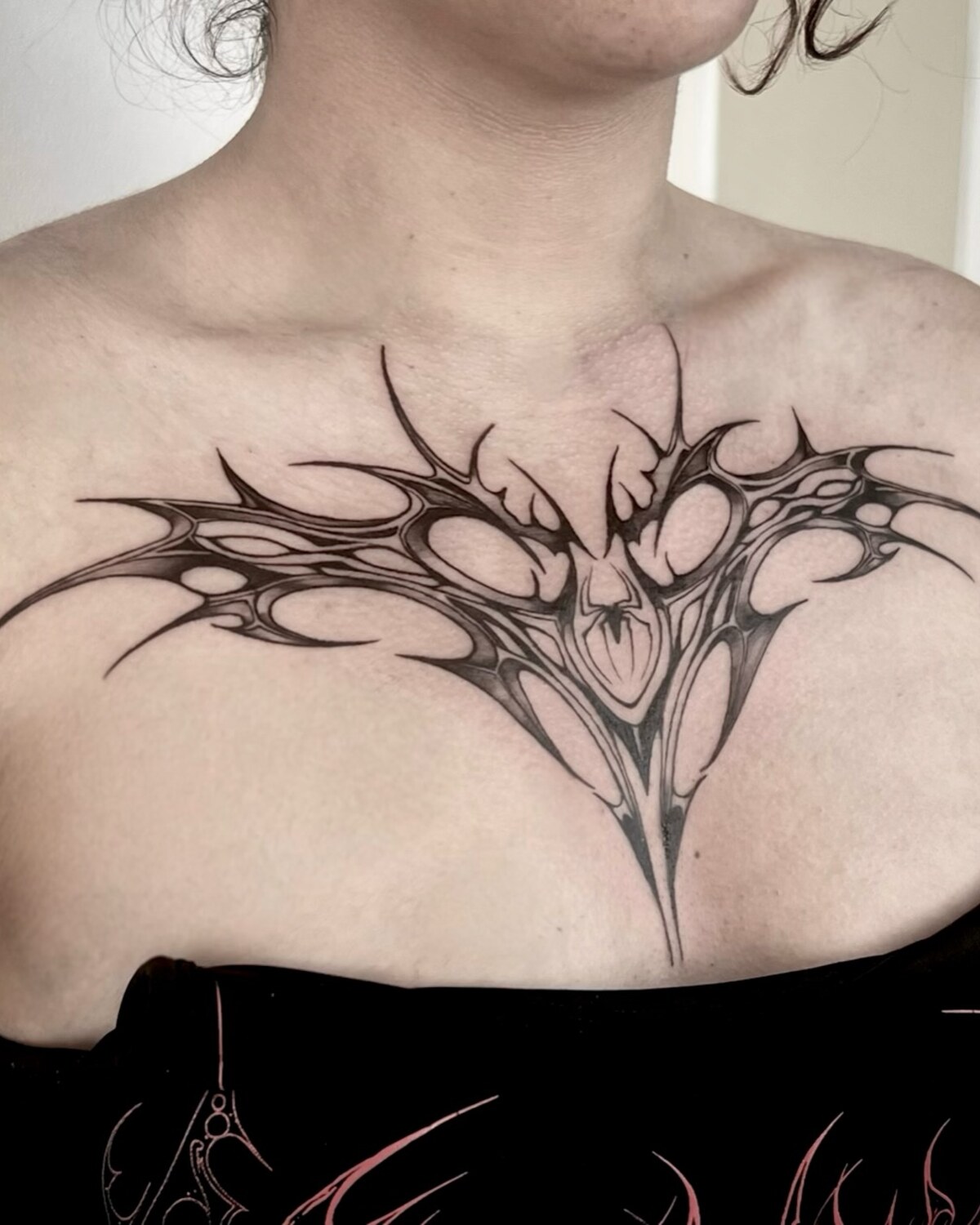 Pièce de ronces sur le sternum, fine ligne sombre