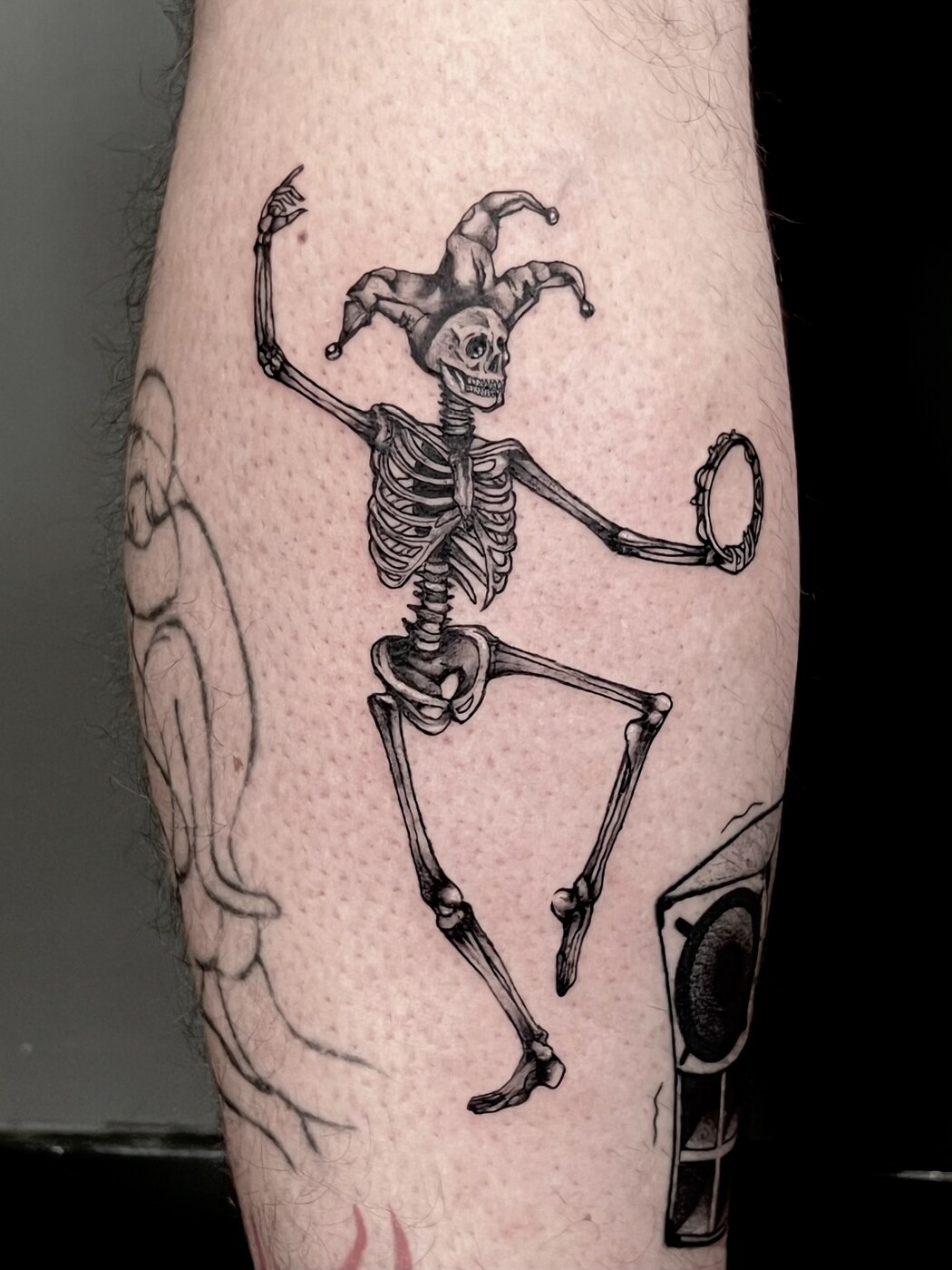 Squelette en danse macabre avec capuche de bouffon