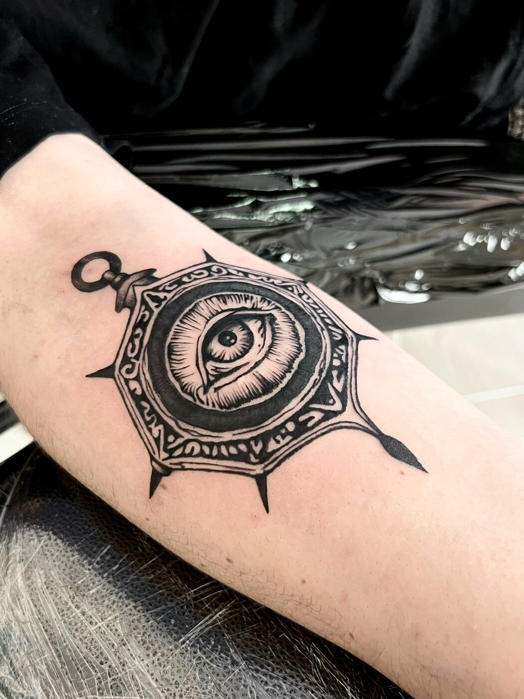 Amulette à l'oeil unique, tatouage sur l'avant-bras