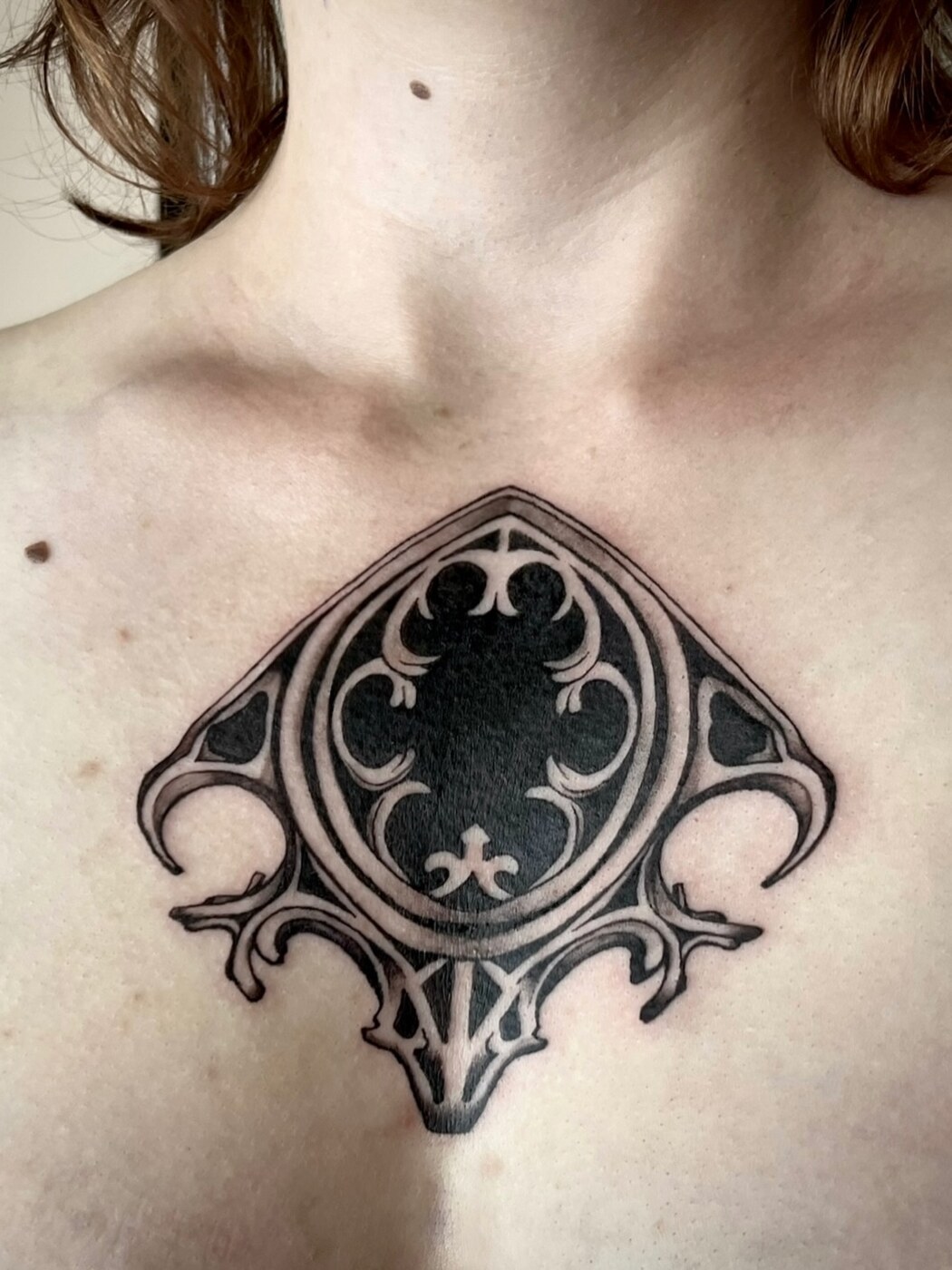 Ornement gothique en losange sur le sternum